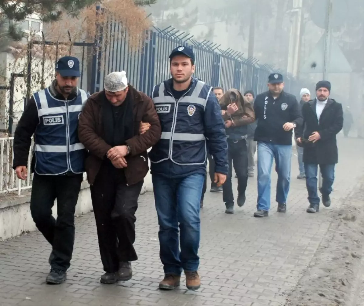 Polislerden Kaçan Hırsız Kafasını Direğe Çarptı