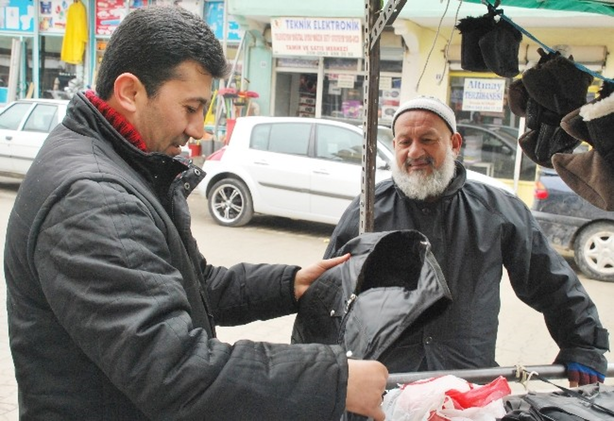 Ceylanpınar\'da Soğuk Hava Seyyarcıların Yüzünü Güldürüyor