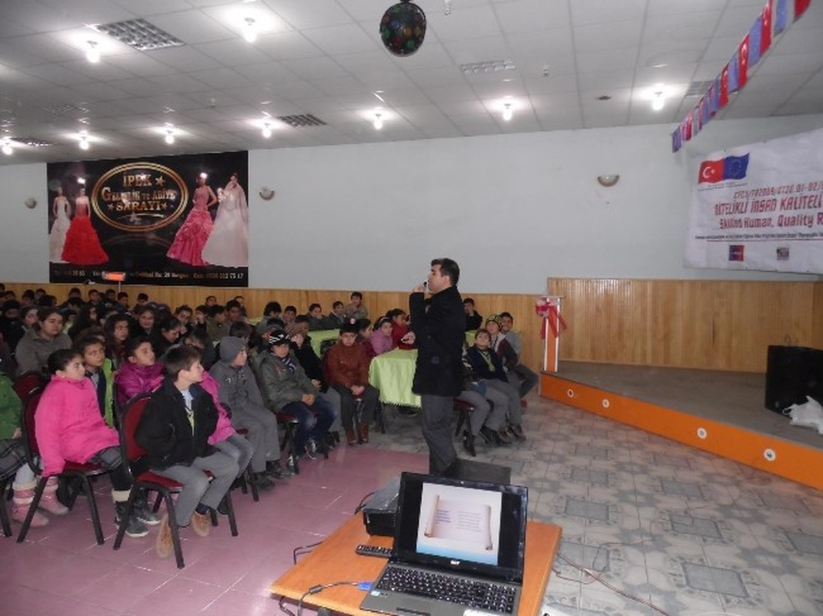 Sorgun\'da Öğrencilere "Demokrasi ve İnsan Hakları" Semineri Verildi