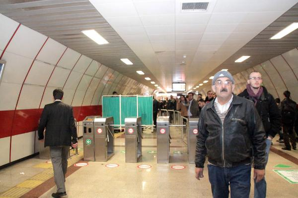 Taksim Metrosunda Metal Dedektörü Dehşeti