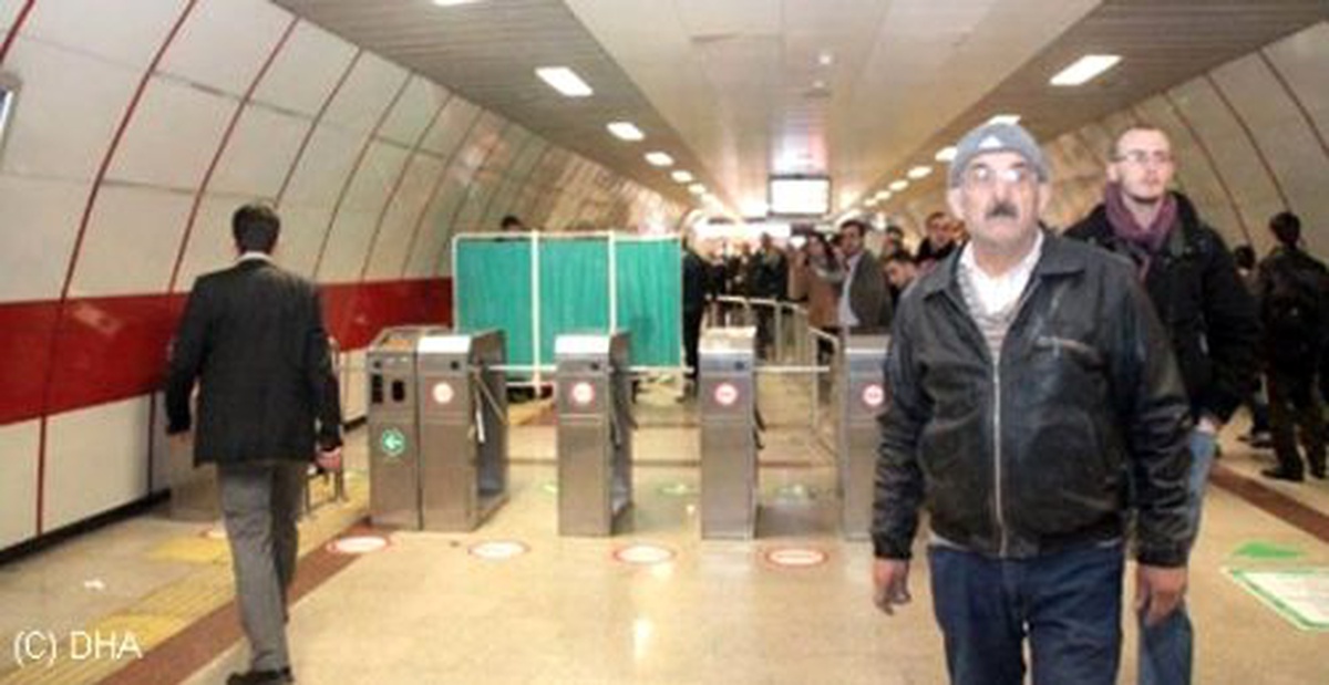 Taksim Metrosunda Metal Dedektörü Dehşeti