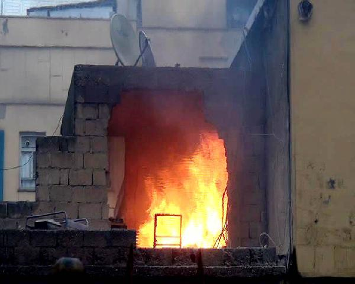 Şanlıurfa\'da Terk Edilmiş Binanın Çatısında Yangın