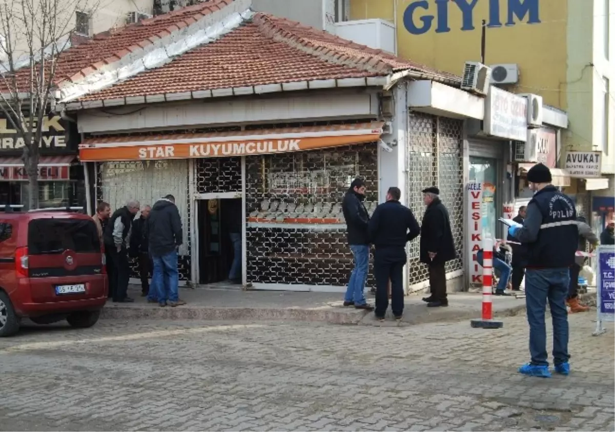 Uyanık Hırsızlar, Kamera Kayıt Cihazını ve Alarmı da Çaldılar