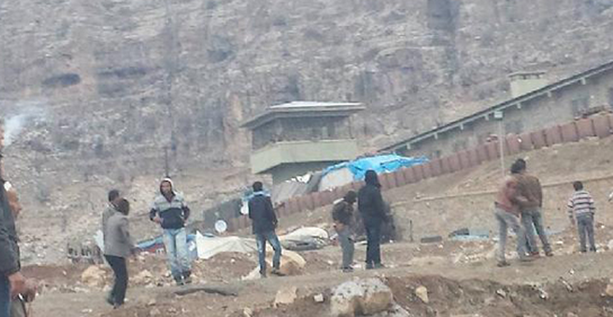 Hakkari\'de Yol Kapatan Köylülere Müdahale: 3 Yaralı