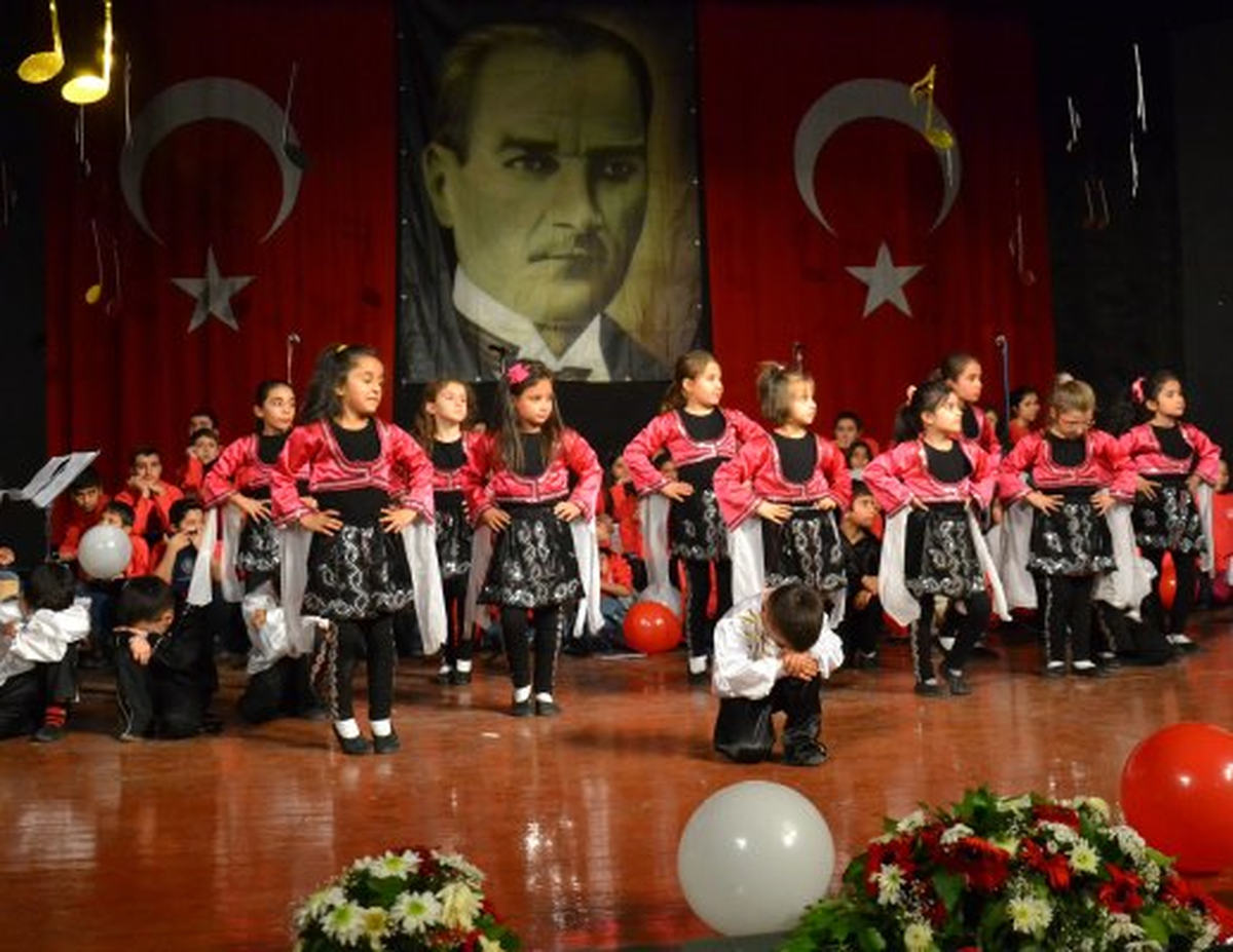 25 Aralık Resim Sergisini Çocuklar Açtı