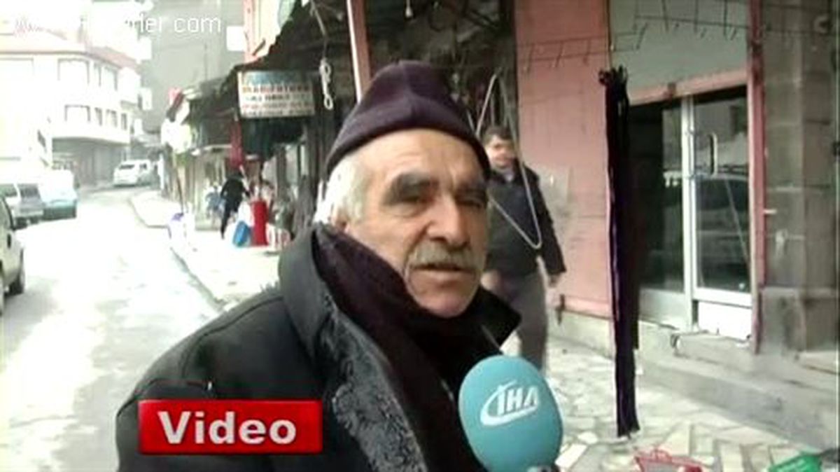 40 Yıldır Aynı Köşede Bekleyen Seyyar Satıcı
