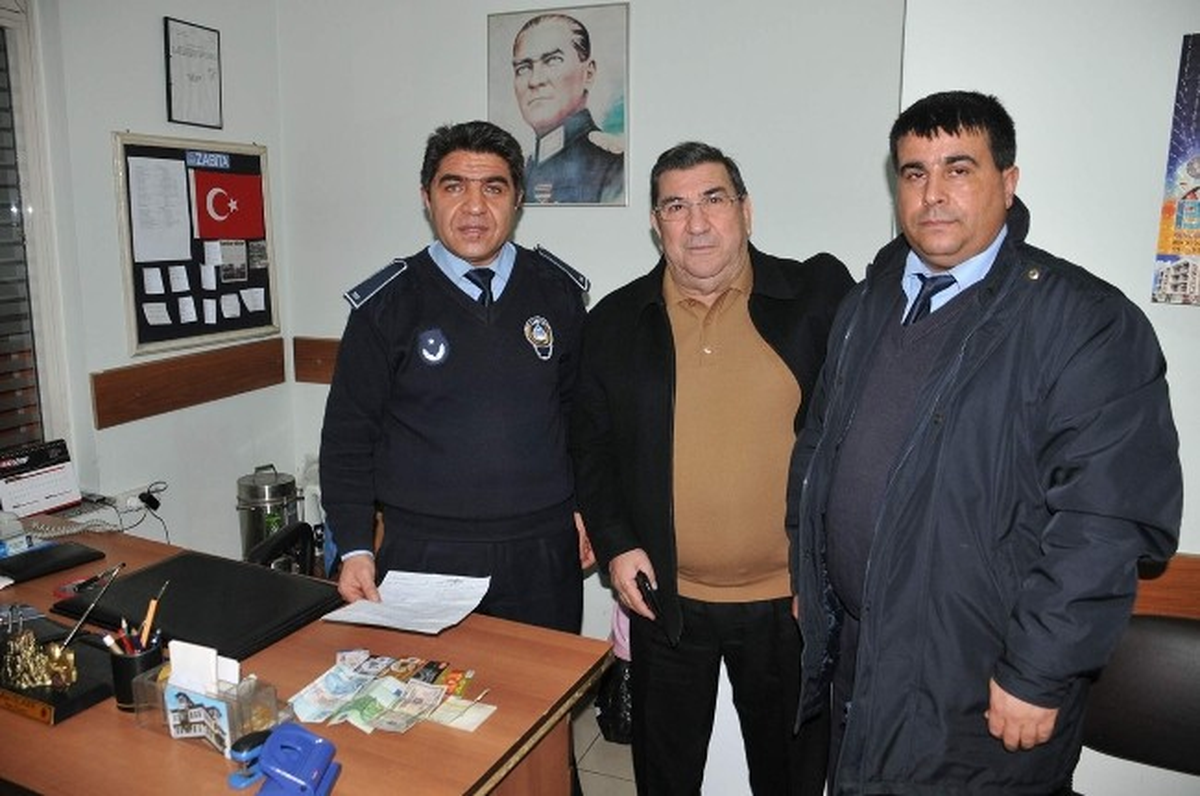 Afyonkarahisar\'da Bulduğu Para Dolu Cüzdanı İade Etti
