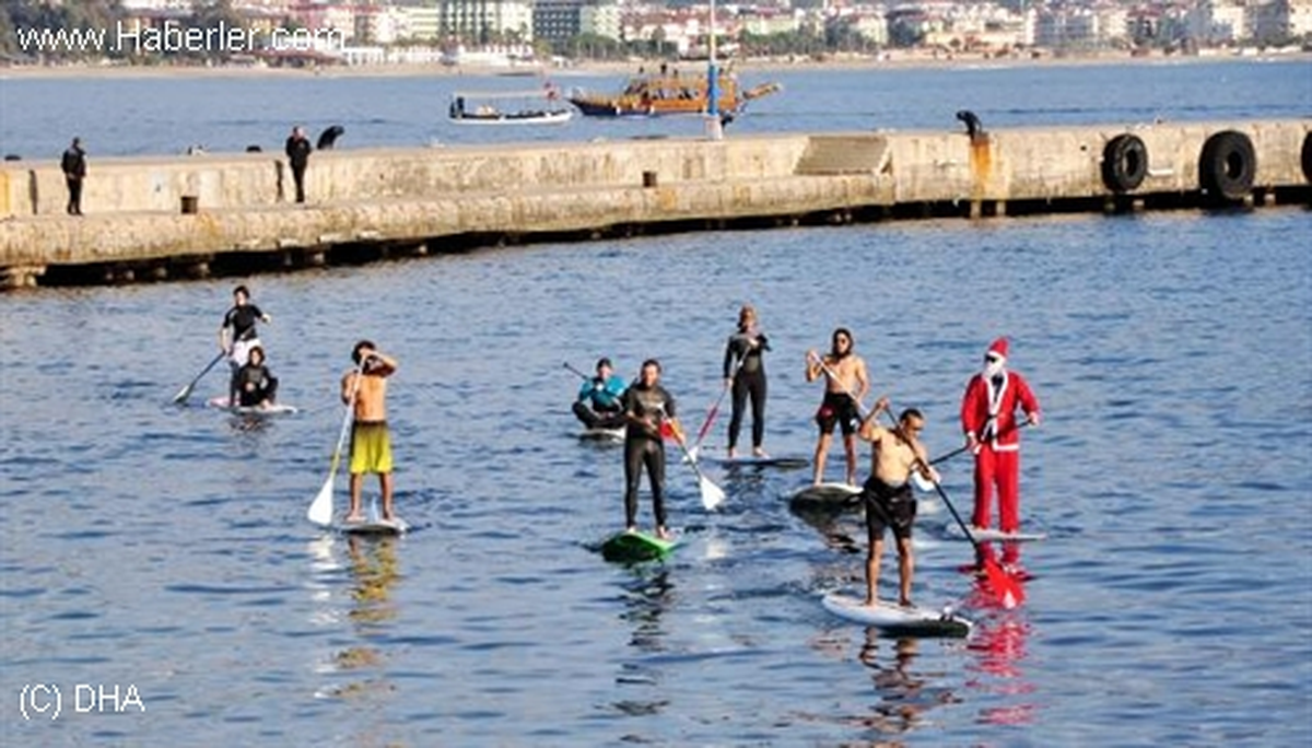 Alanya\'da Bir Grup Sörfcü, Kürekli Sörf Yaparak Yeni Yılı Kutladı