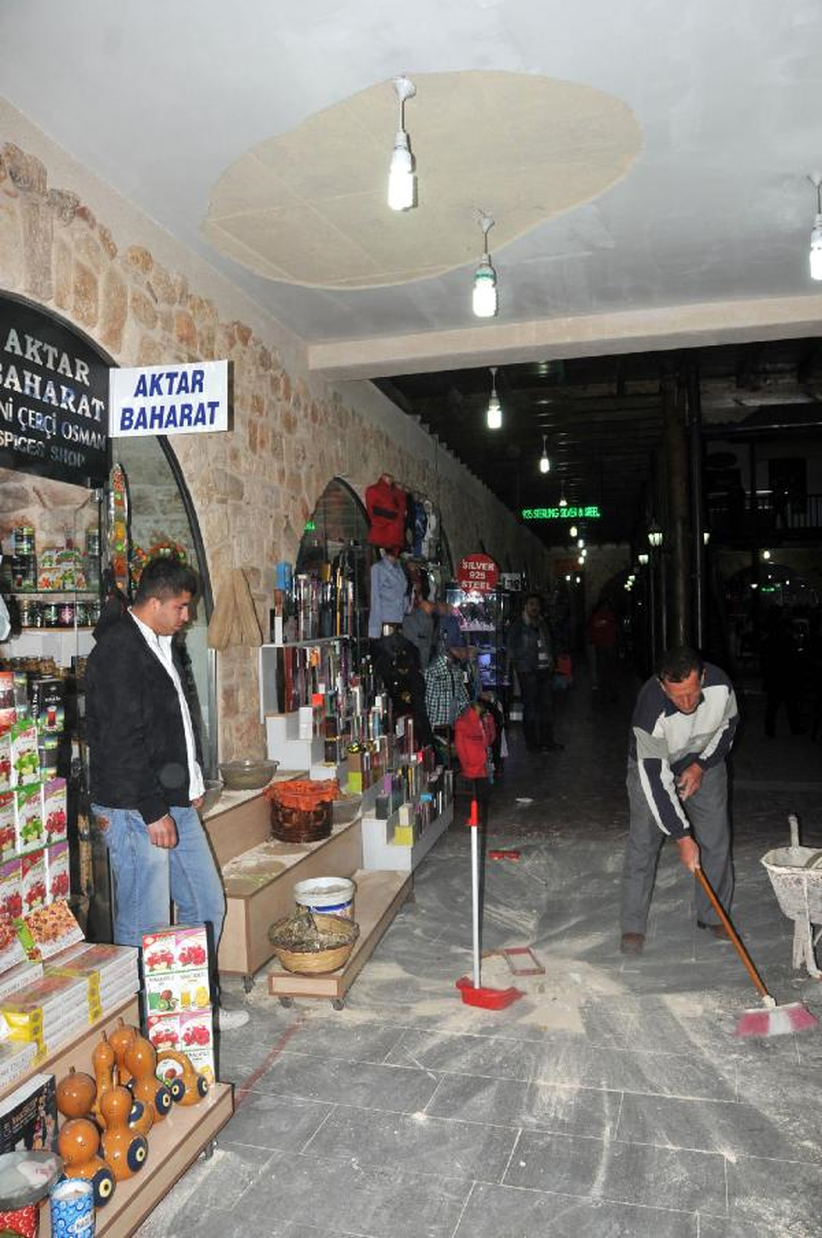 Antalya\'da Alçı Tavan Başına Çöktü
