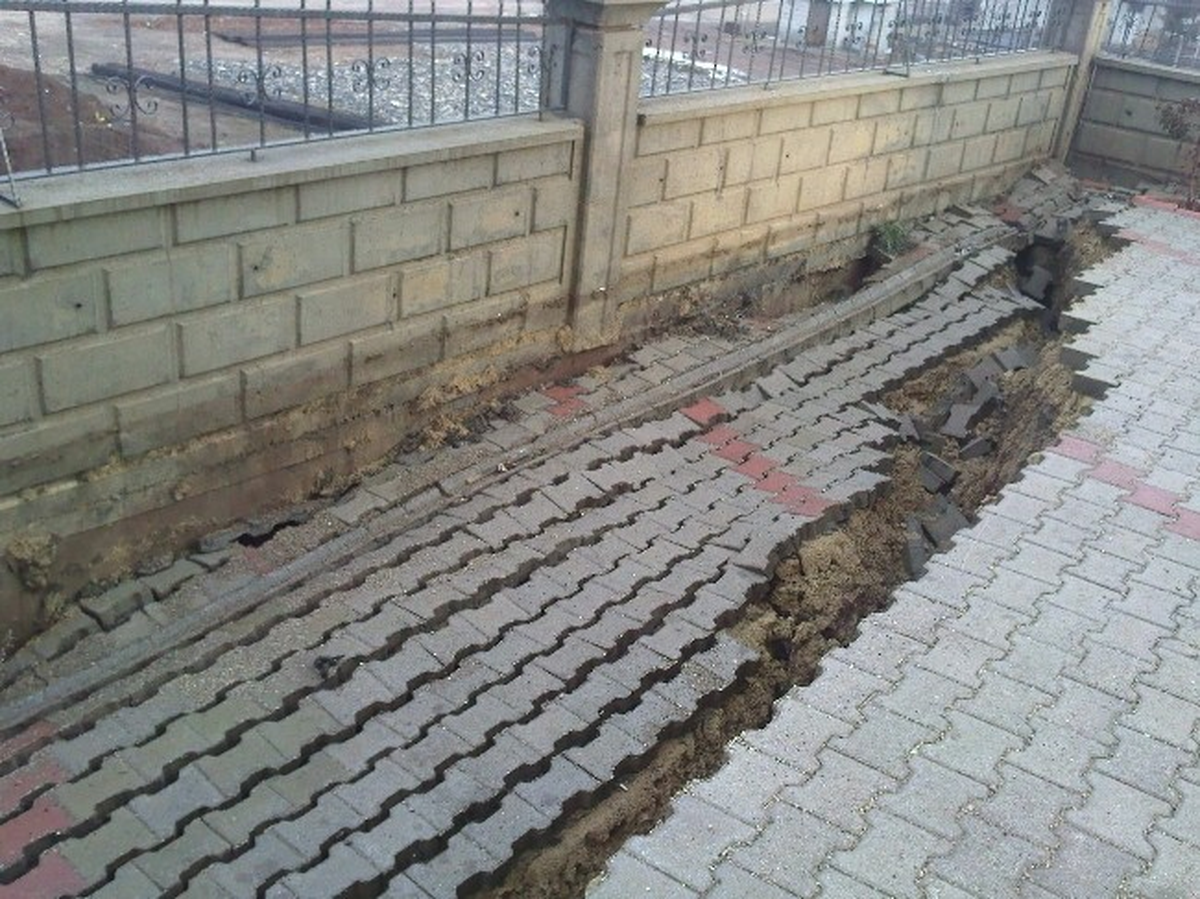 Araç Park Yeri Çöktü, 5 Araç Hasar Gördü
