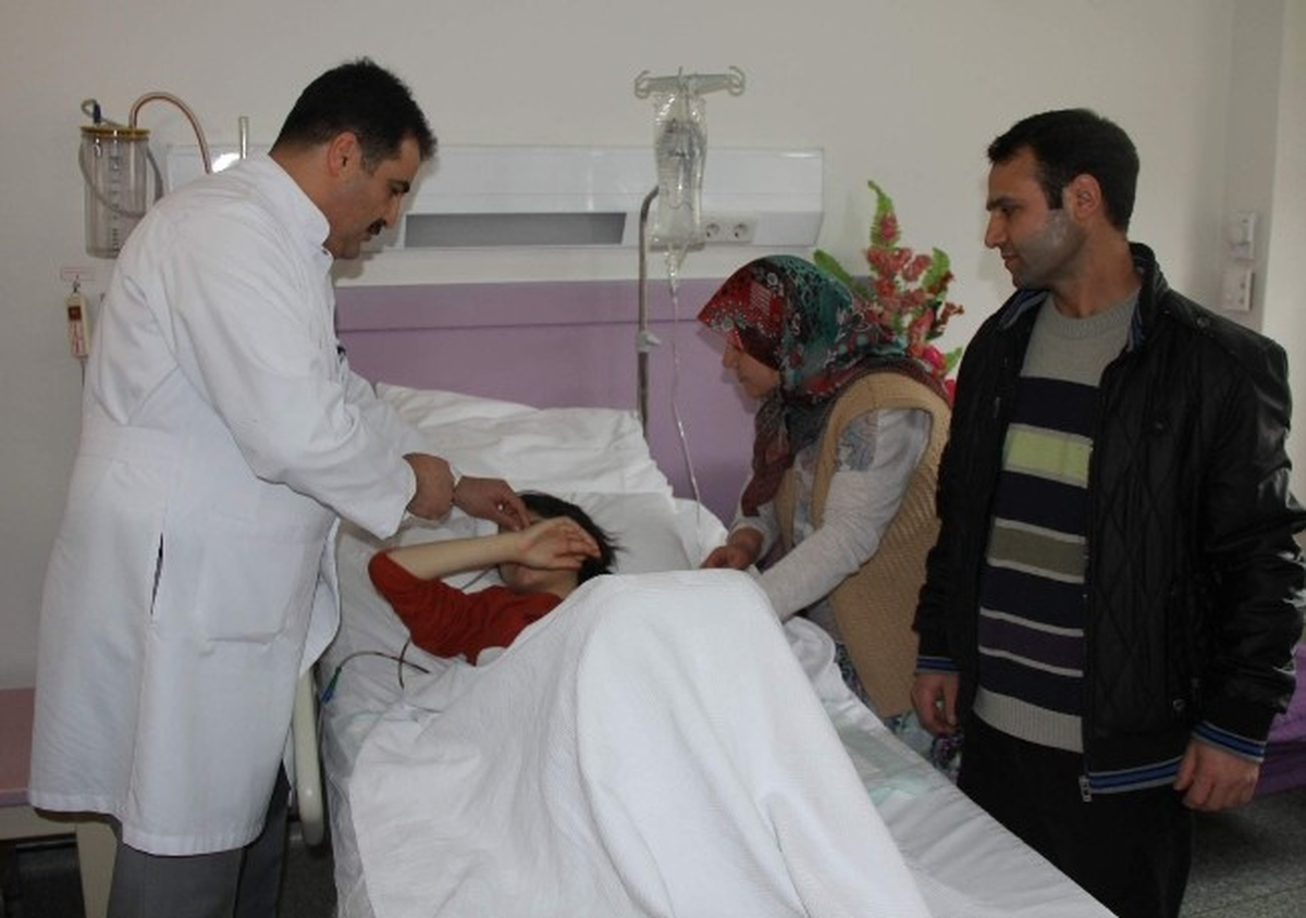 Arkadaş Grubuna Girmek İçin Saçlarını Yuttu