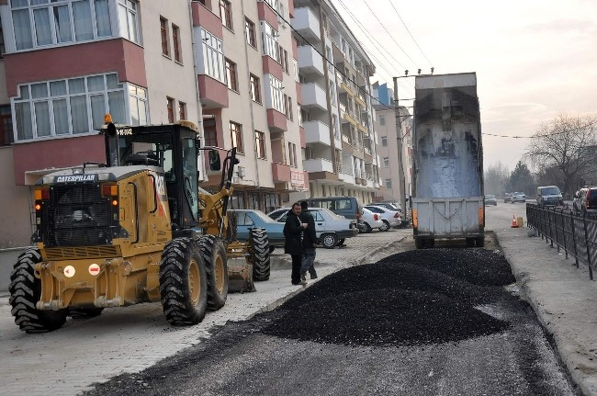 Arnavutoğlu Caddesi\'nde Asfalt Çalışması