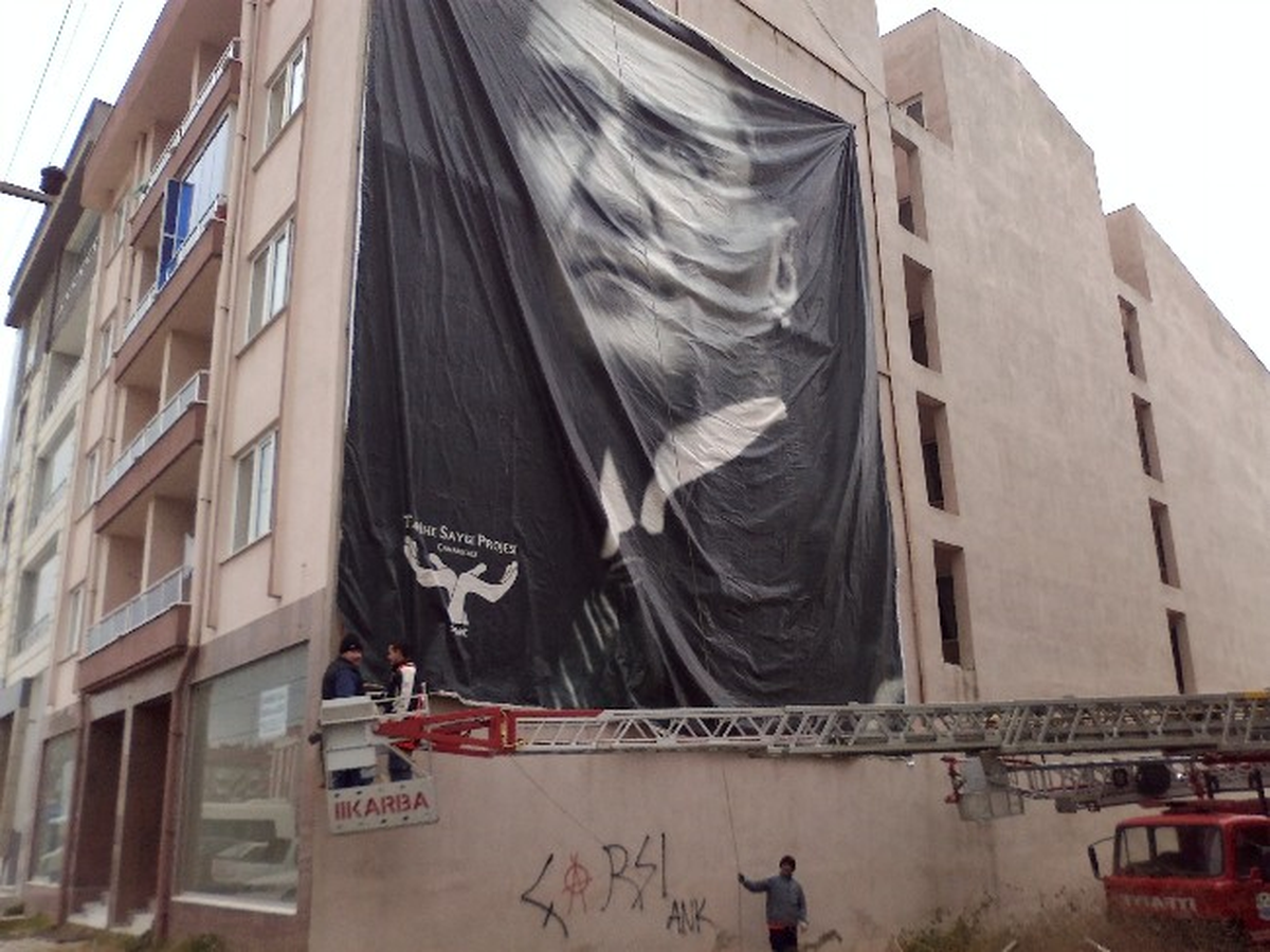 Atatürk\'ün Dev Posteri Onarıldı