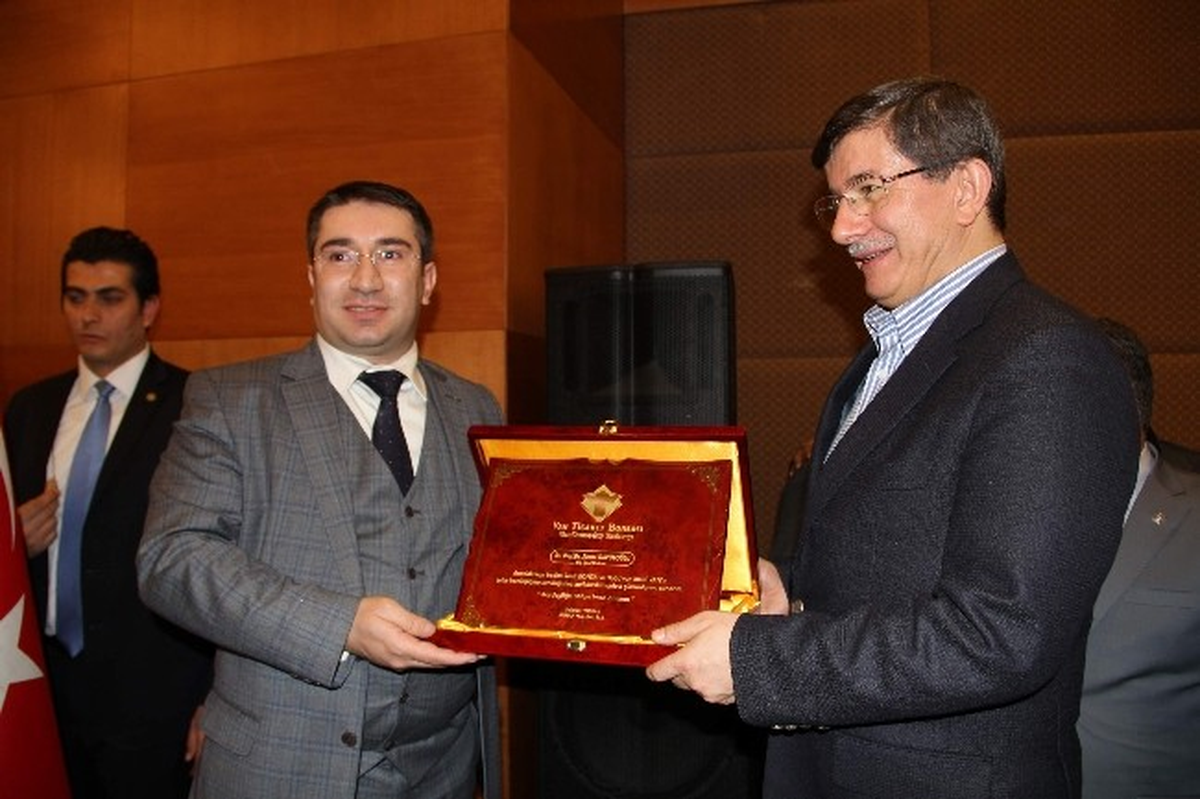 VATBO Başkanı Toprak\'tan Bakan Davutoğlu\'na Plaket