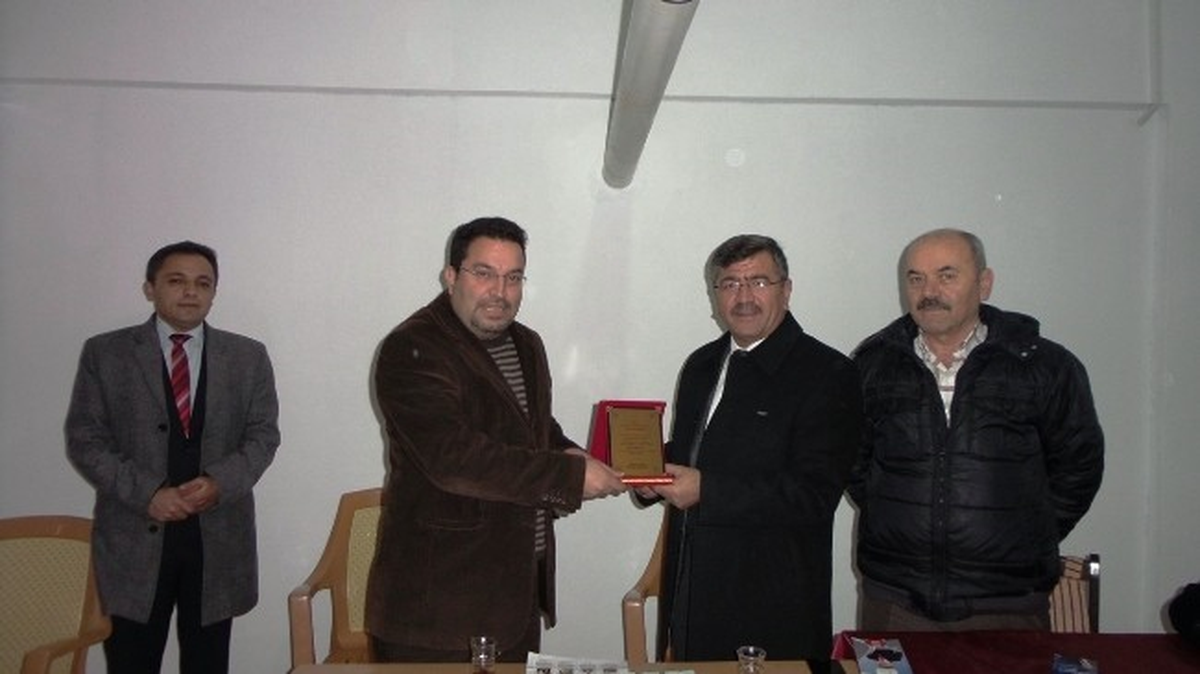 Belediye Başkanı Faruk Akdoğan\'a Teşekkür Plaketi