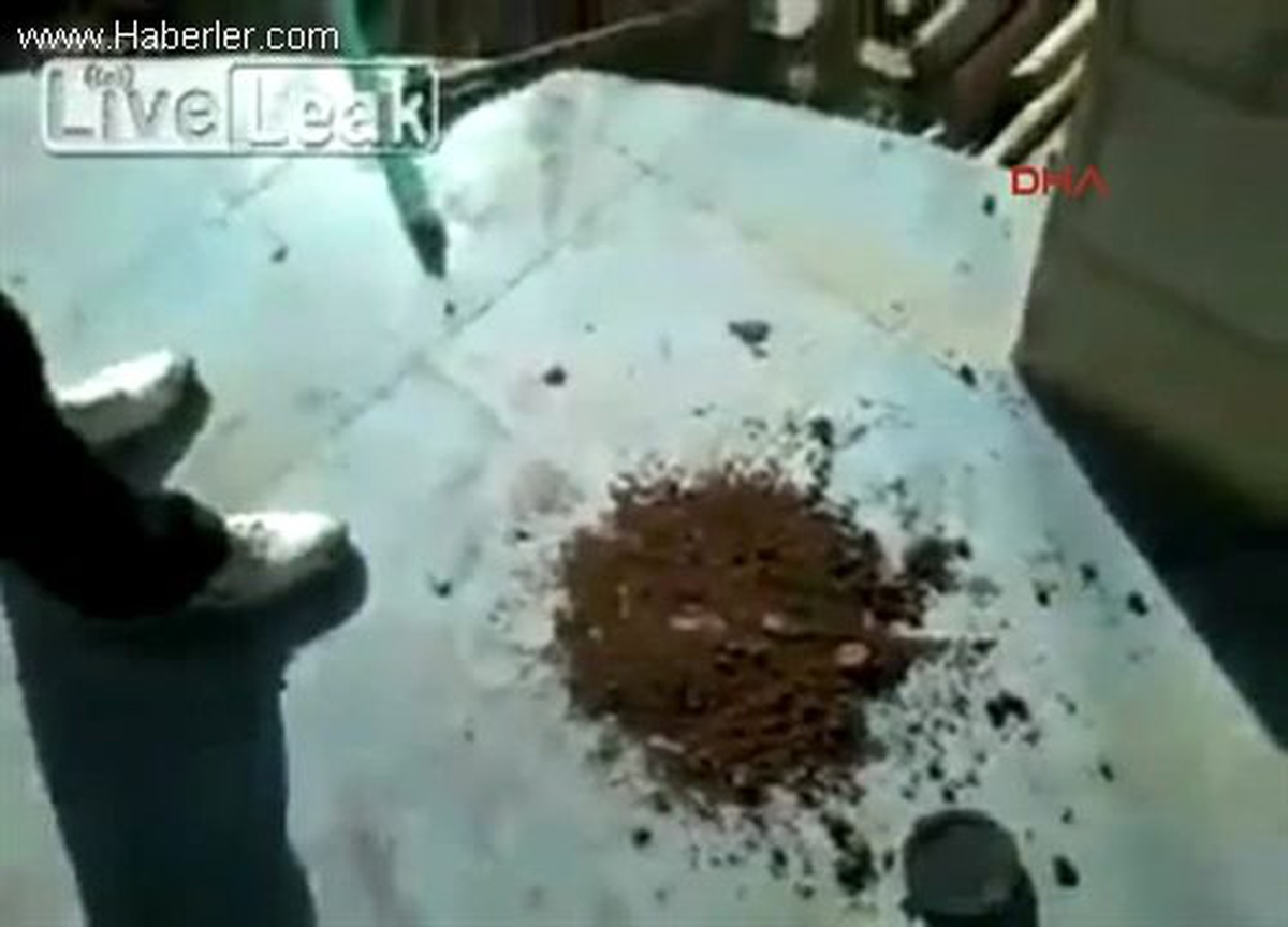 Dha Dış Haber ? Tanksavar Silahı Yerine İçi Toprak Dolu Boruyla Kandırılan Suriyeli Muhalifin İsyanı