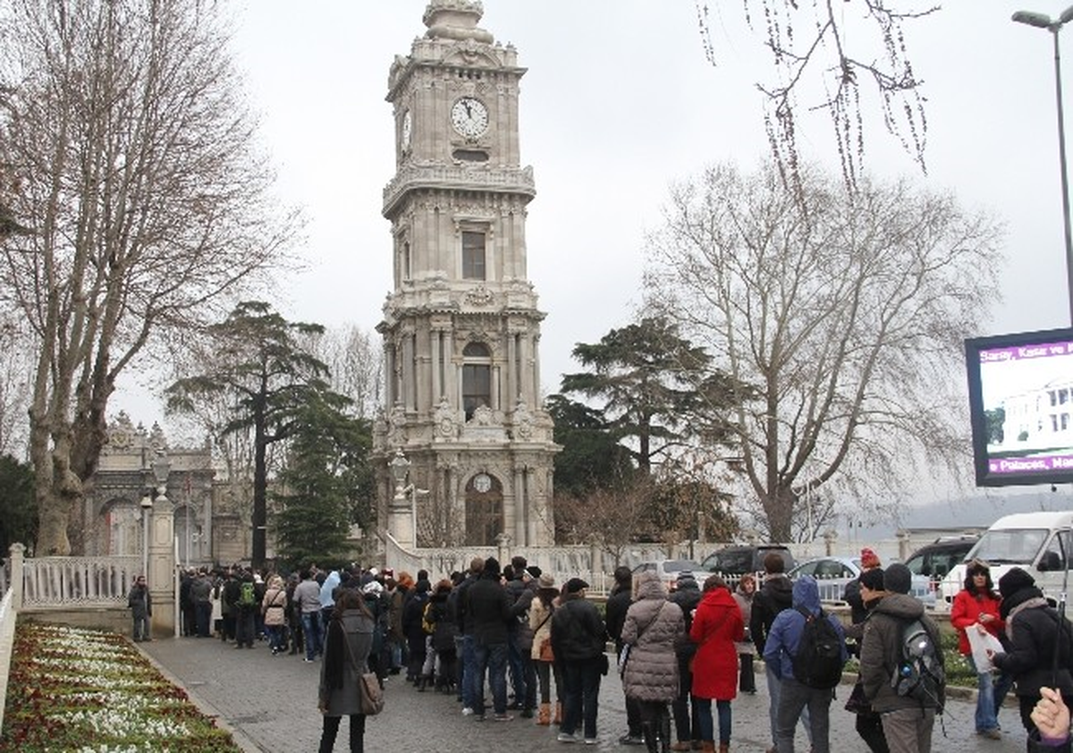 Dolmabahçe\'de Noel Kuyruğu