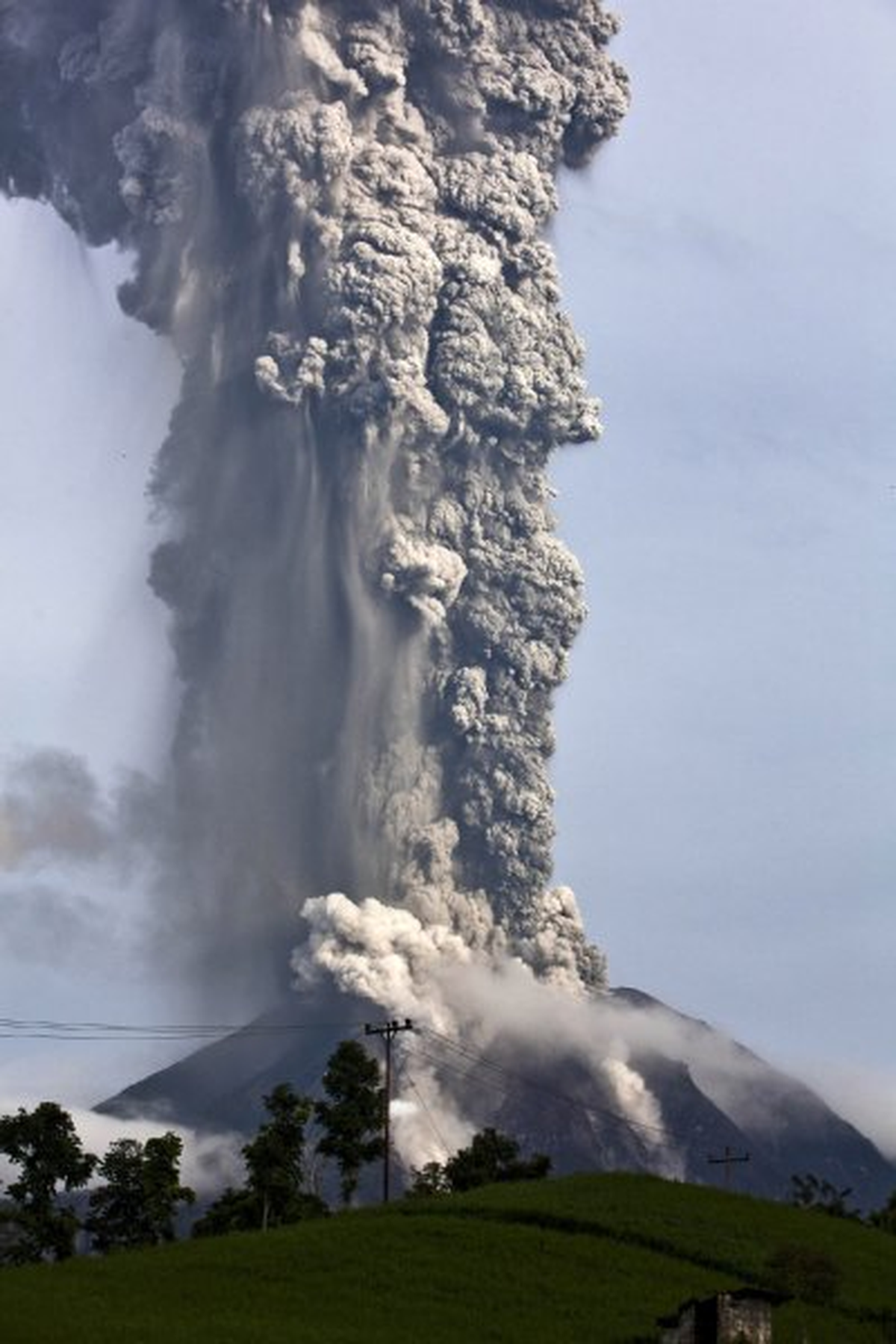 Endonezya\'daki Sinabung Yanardağı\'nda Patlamalar Meydana Geldi