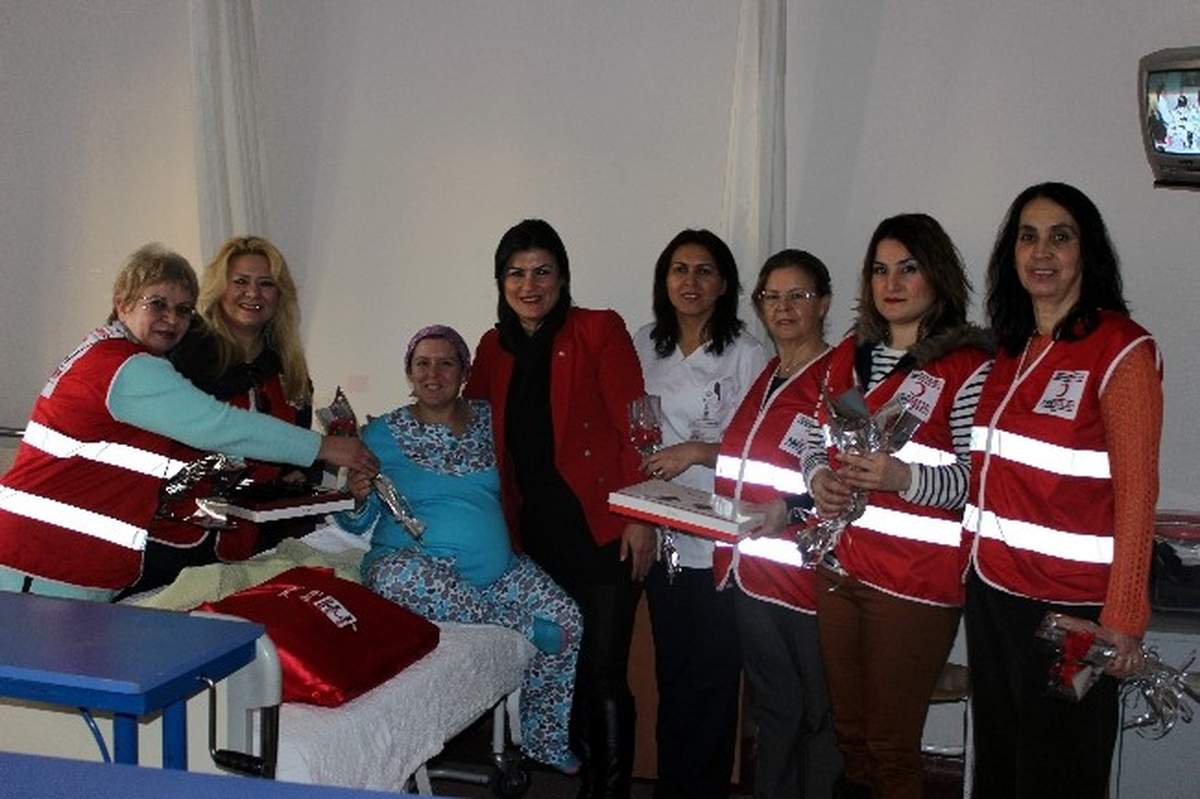 Eskişehir Kızılay "Sevgi Bohçası" Dağıttı