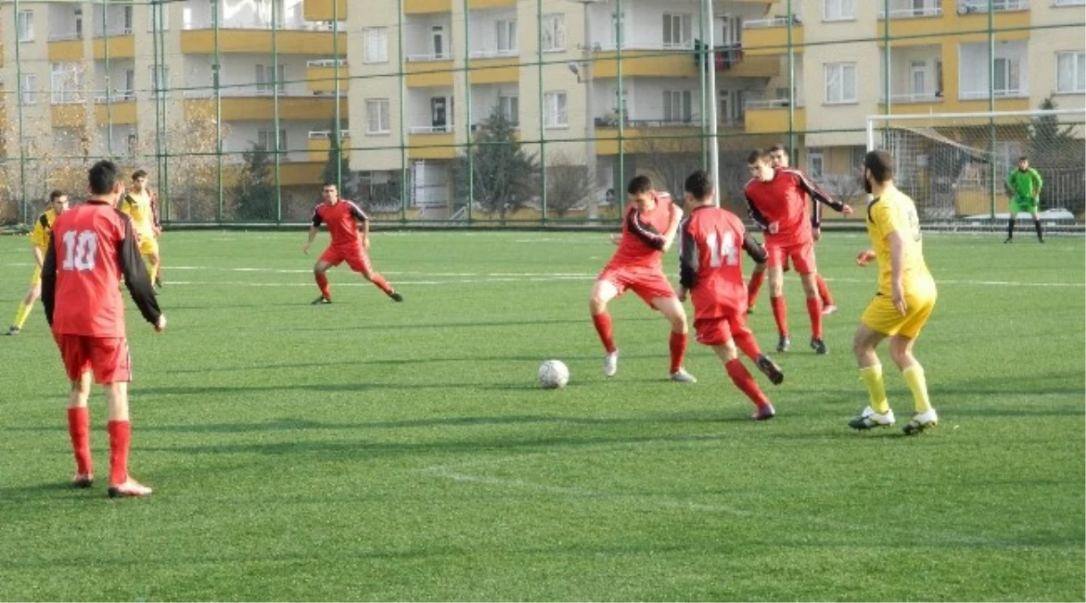 Gaziantep Pmyo ve Suriyeliler Arasında Futbol Müsabakası Düzenlendi