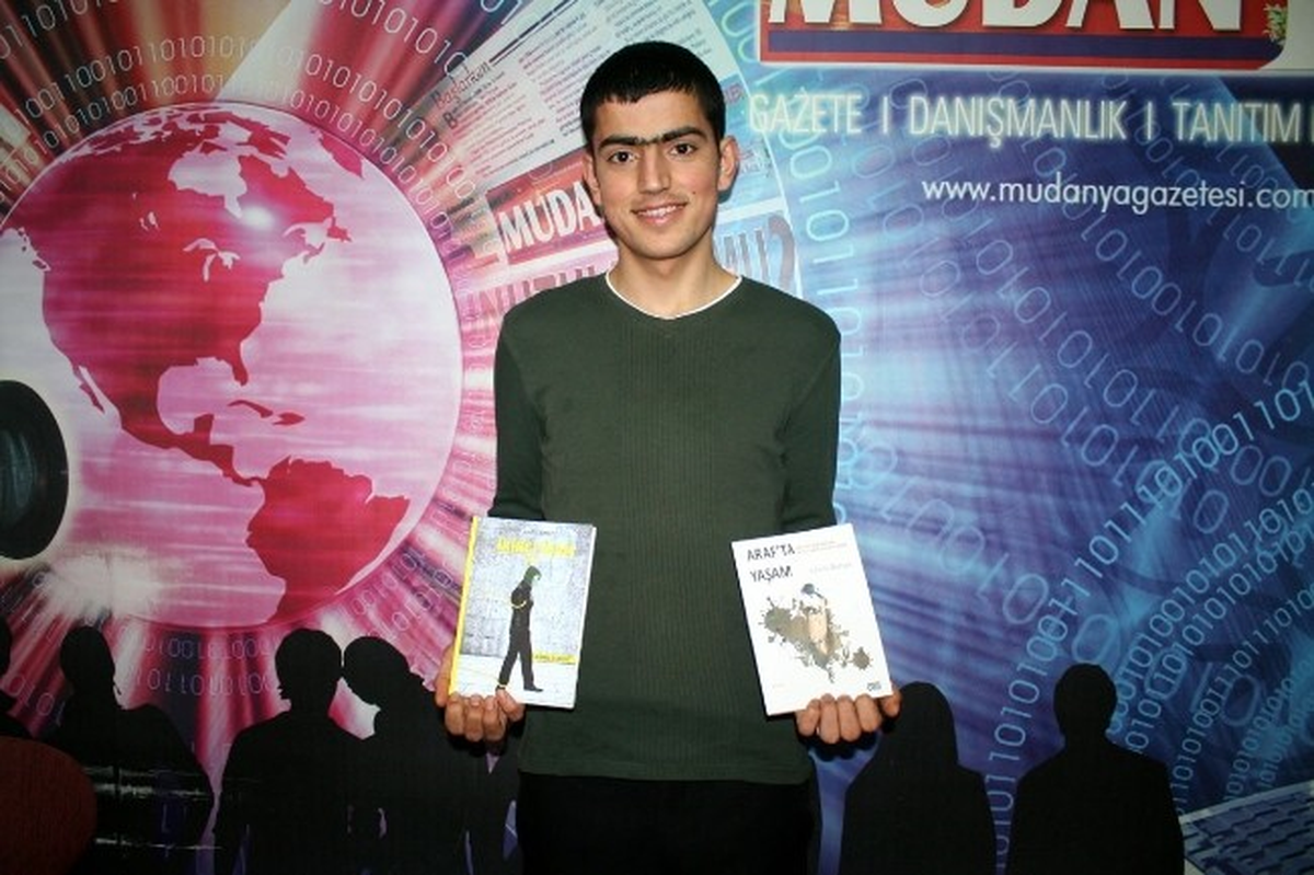 Genç Garsondan Çifte Kitap