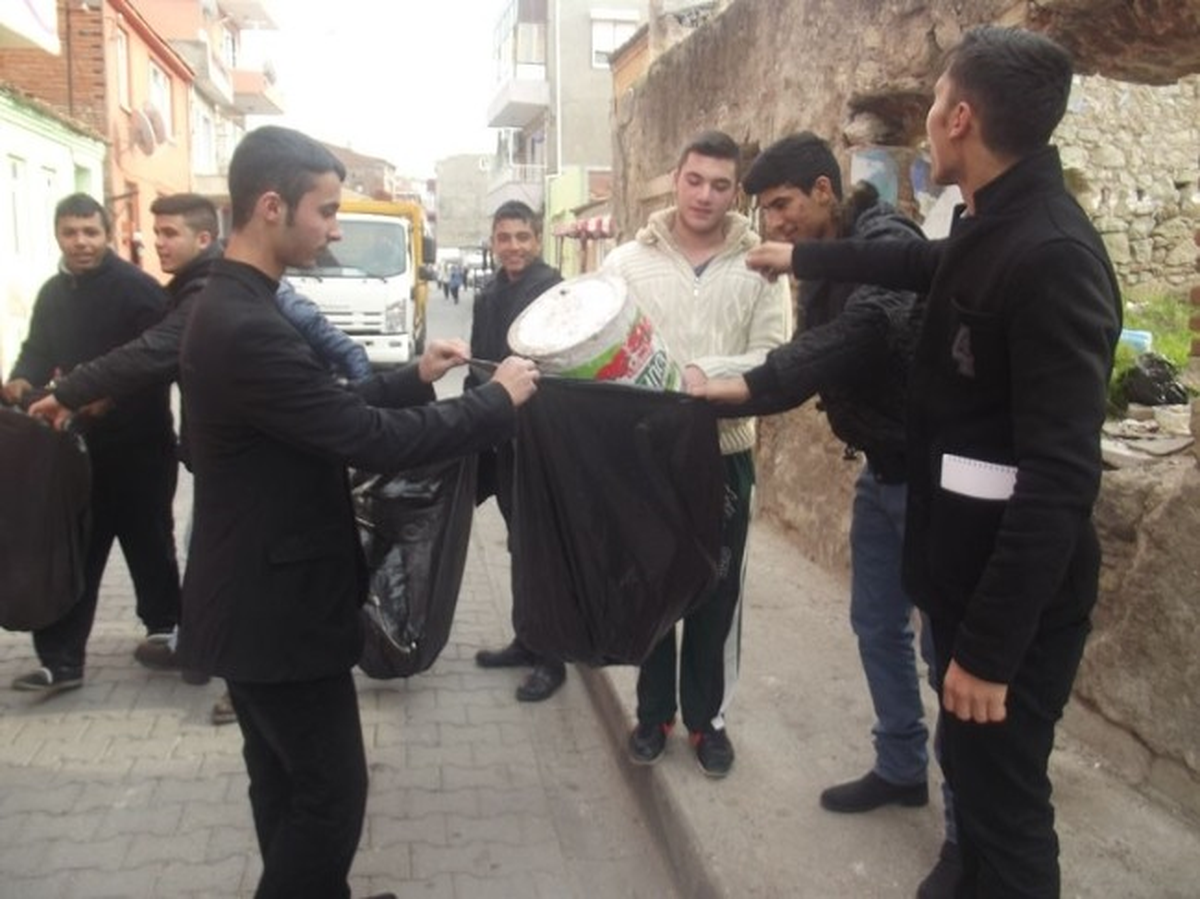 Gençler Sokakları Temizledi