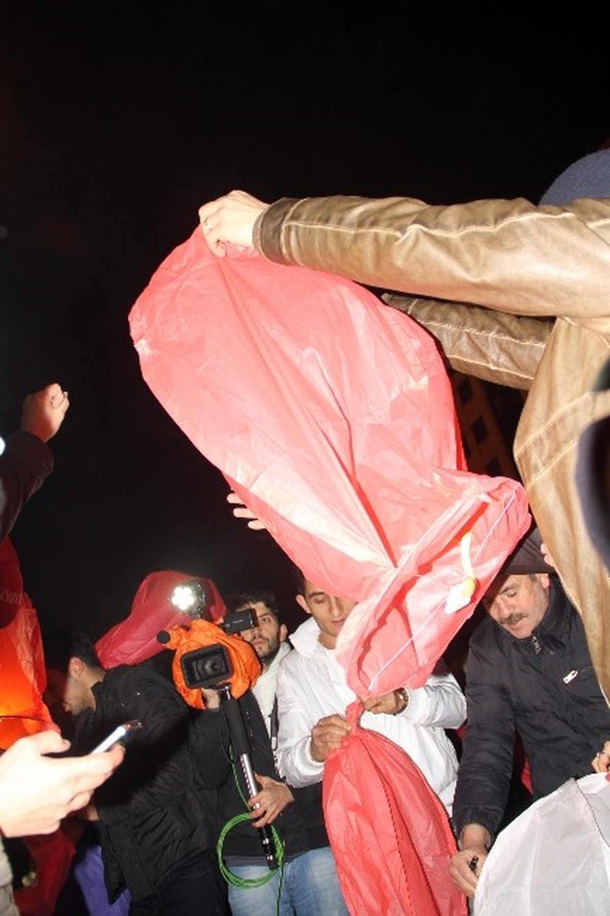 Gezi Parkı Olaylarında Ölenler İçin Dilek Feneri Uçurdular