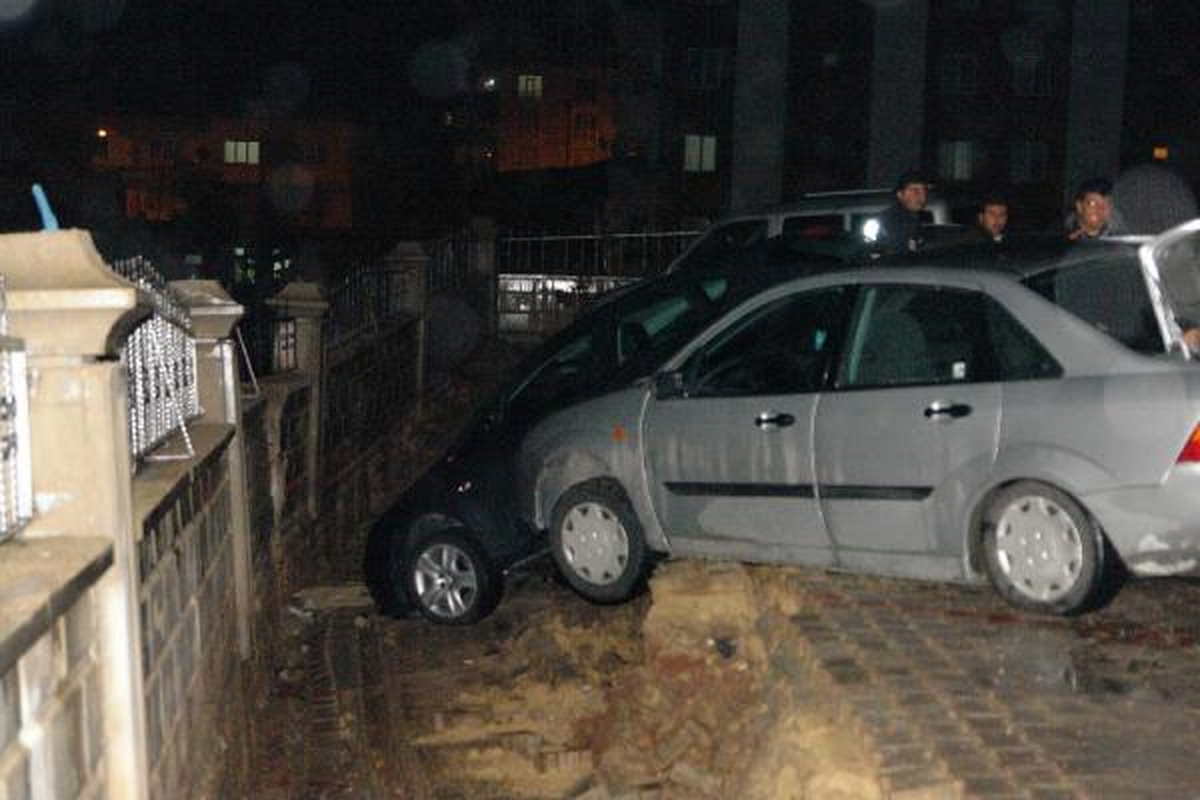 Gölbaşı\'nda Bahçe Duvarı Çöktü, 5 Otomobil Hasar Gördü