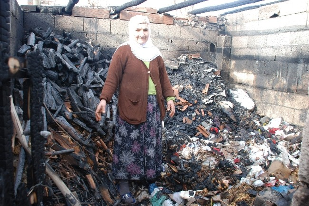 Hayırseverlerin Verdiği Eşyalar Kül Oldu