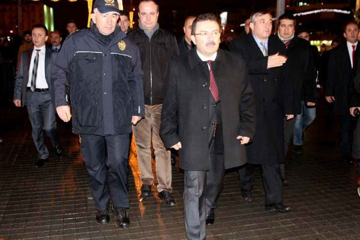 Altınok, Taksim\'de Görev Yapan Polisleri Denetledi
