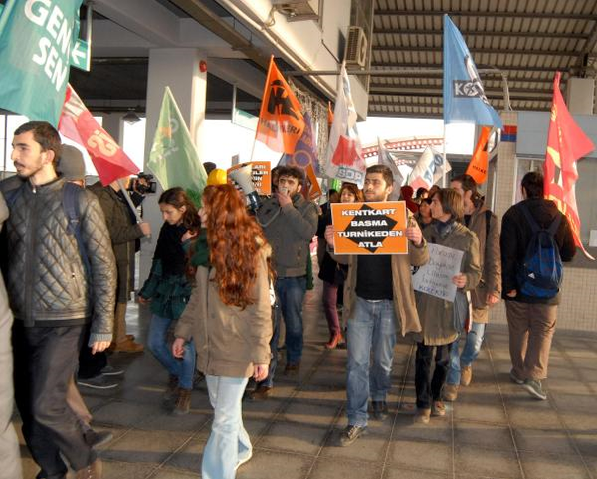 İstanbul Metrosundaki Akbil Tartışması, İzmir\'de Protesto Edildi