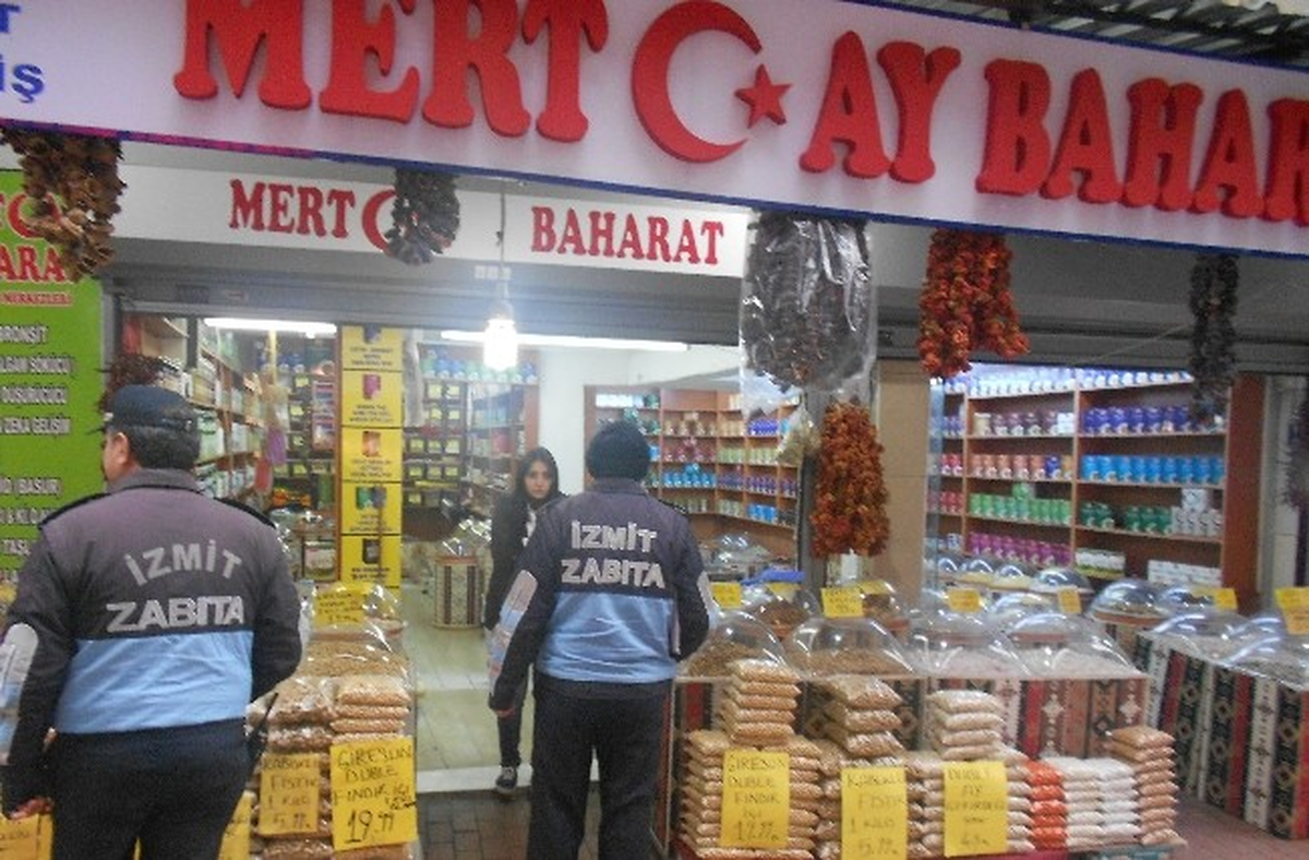 İzmit Belediyesi Zabıta Ekipleri Kuruyemişçileri Denetledi