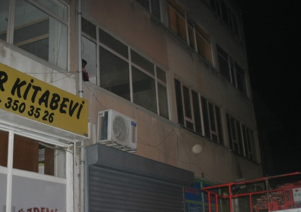 Konya\'da İş Hanında Mahsur Kalan Kadını İtfaiye Kurtardı
