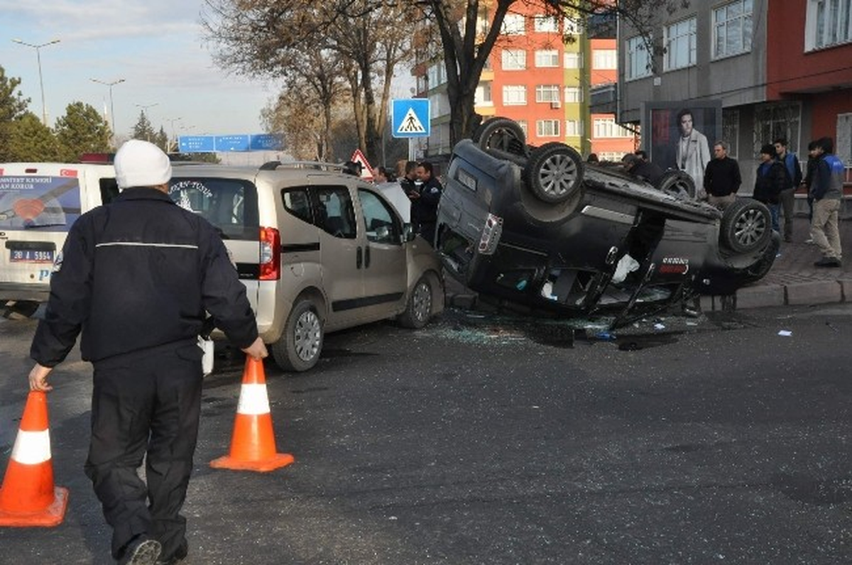 Kayseri\'de Trafik Kazası: 2 Yaralı