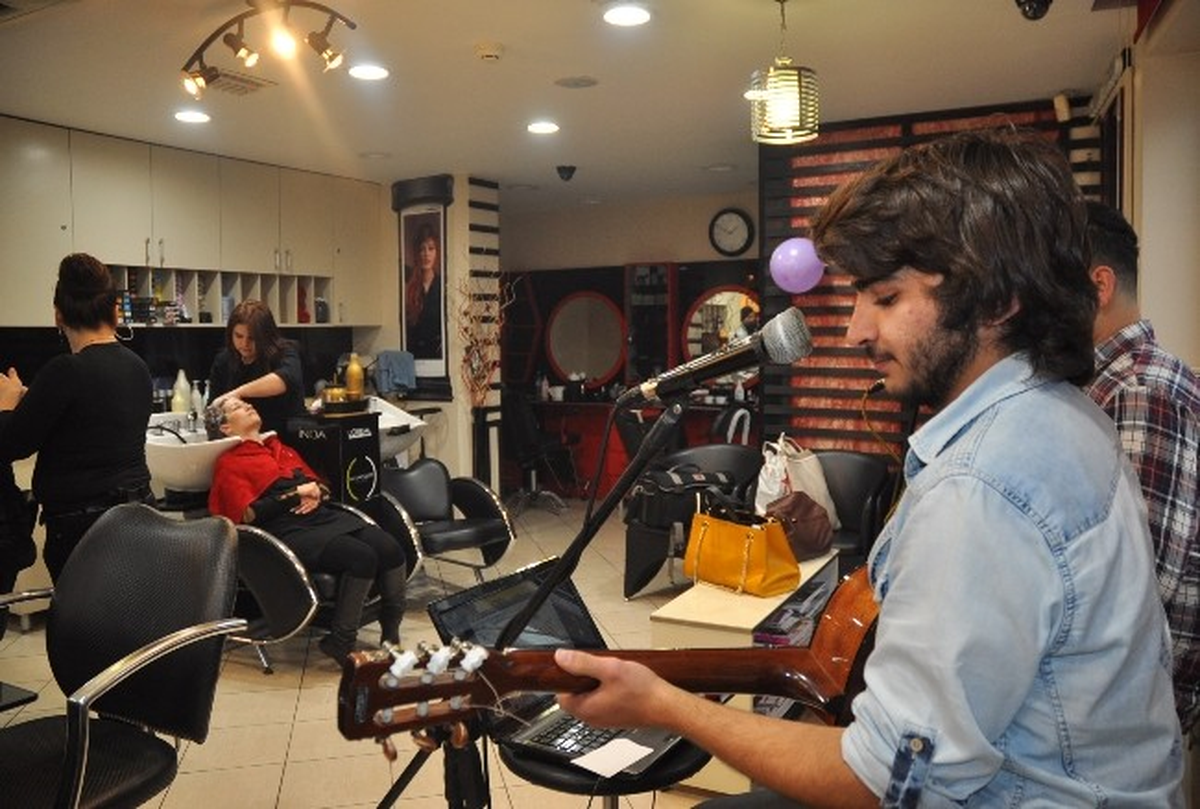 Kuaförden Müşterilerine Canlı Müzik Eşliğinde Bakım