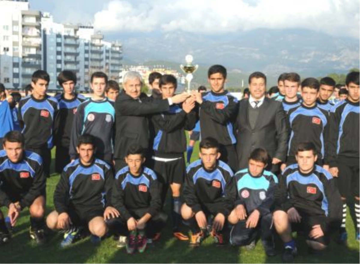 Kumluca\'da Liseler Arası Futbol Turnuvası Sona Erdi