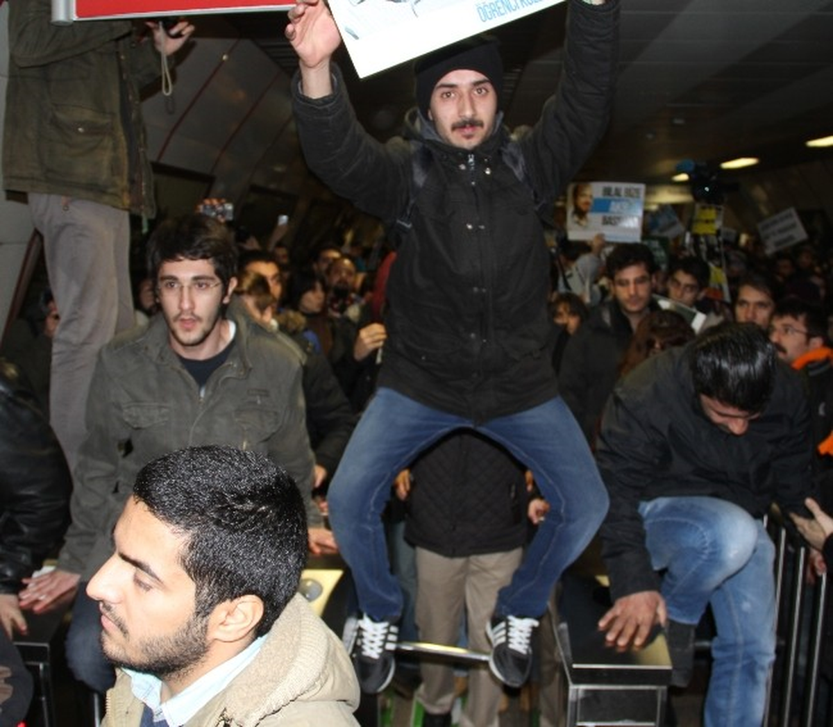 Metro Turnikelerinden Atlayarak Ücretsiz Geçtiler