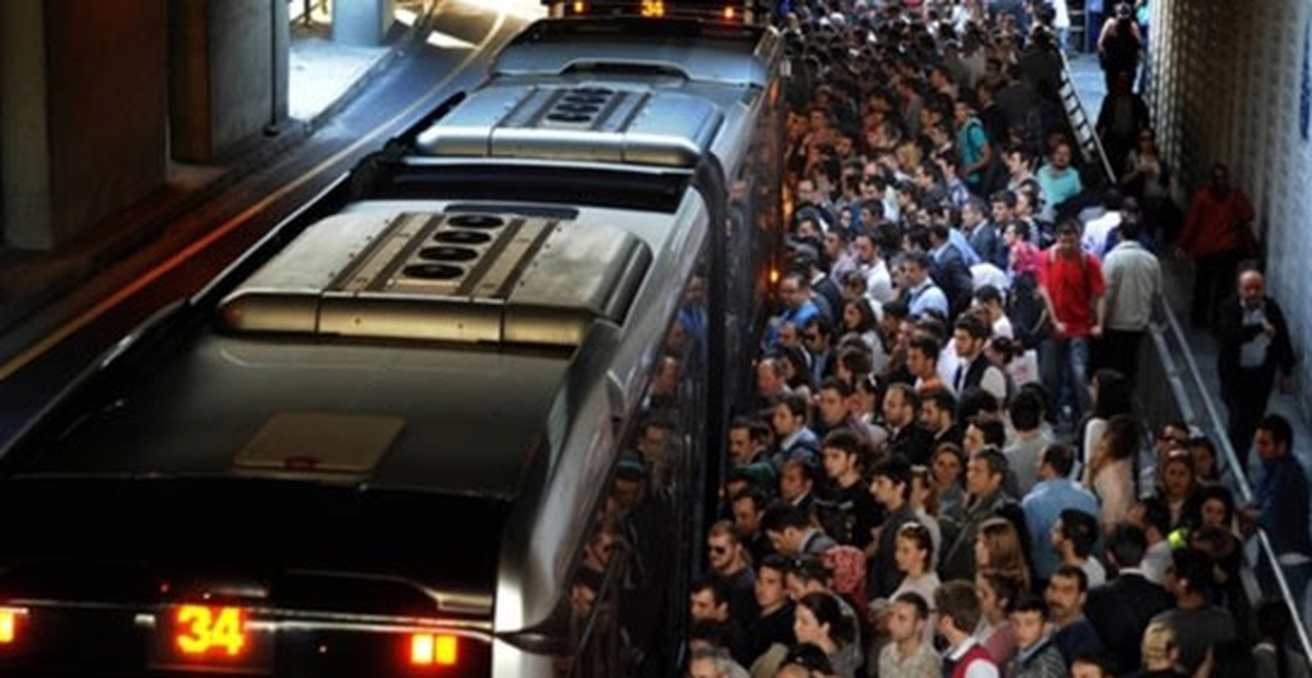 Metrobüs İstasyonlarında Yılbaşı Yoğunluğu
