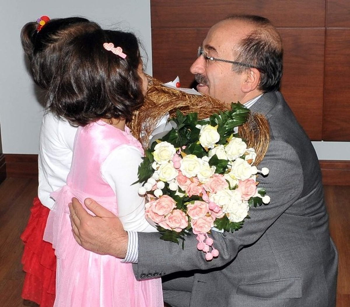 Minik Öğrencilerden Başkan Gümrükçüoğlu\'na Teşekkür
