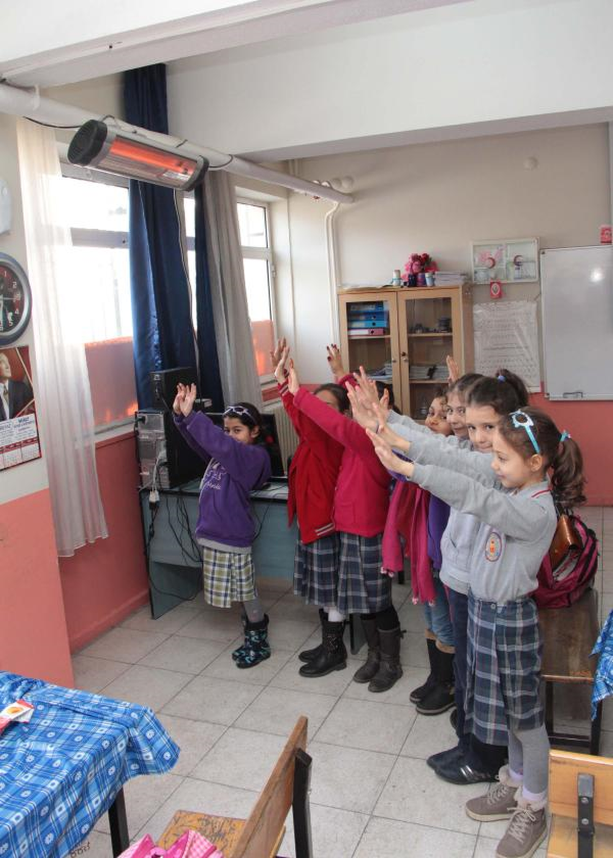 Manisa\'da Minikler Elektrikli Isıtıcıyla Ders Yapıyor