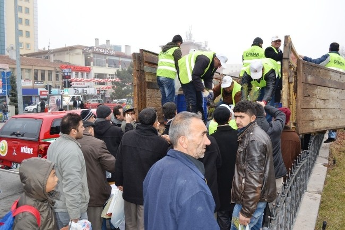 Niğde\'de Vatandaşa 5 Bin Fidan Dağıtıldı