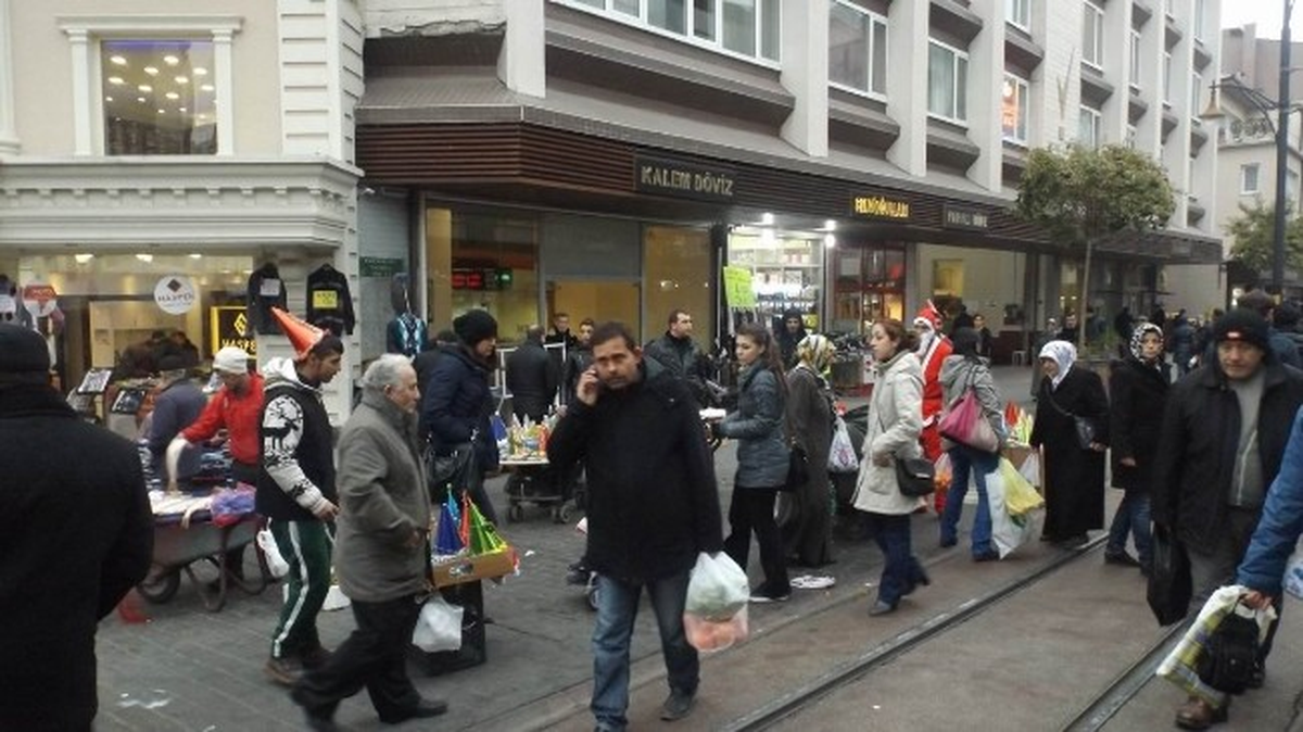 Noel Baba Kılığında Seyyar Satıcılar