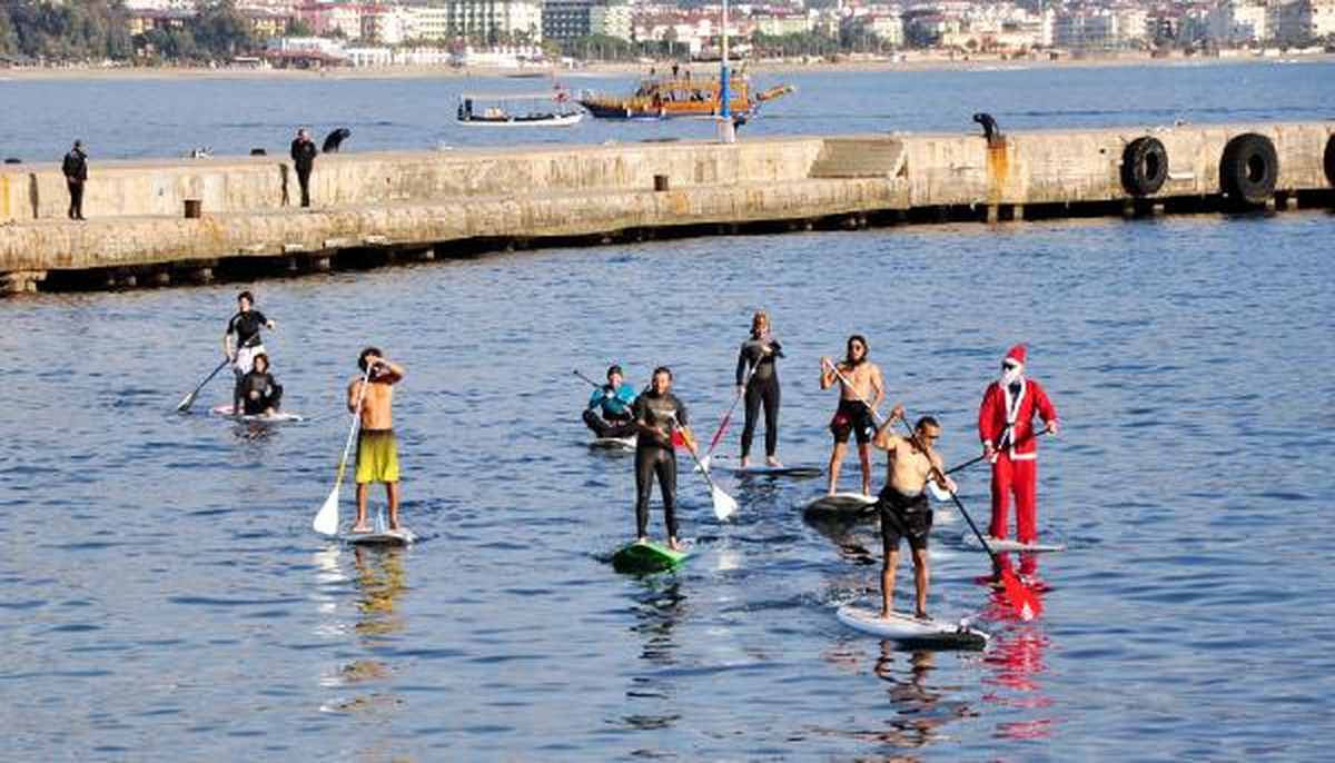 Antalya\'da Noel Baba Sörf Yaptı