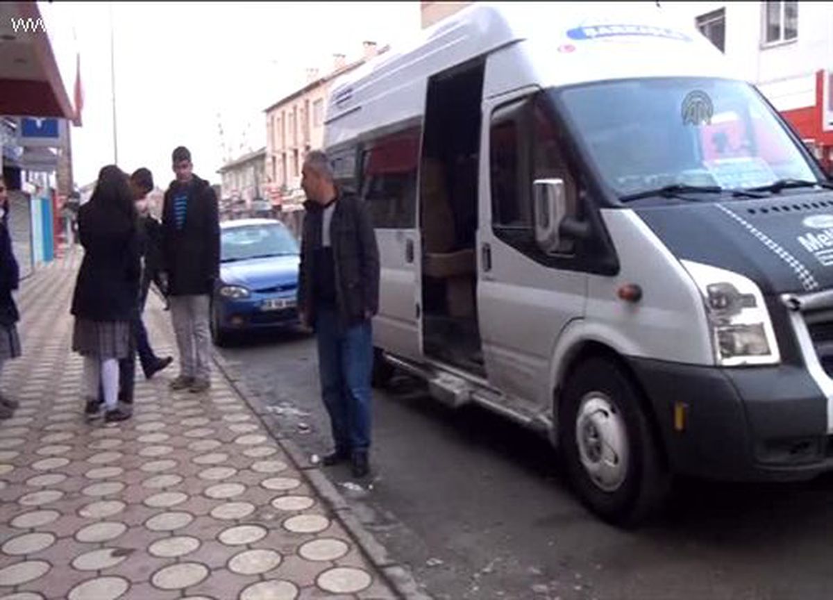 Öğrenci servisinde elektrikli ısıtıcı keyfi -