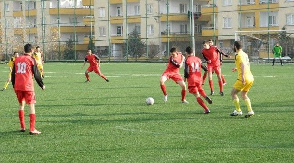Polis Adayları Suriyelilerle Dostluk Maçı Yaptı