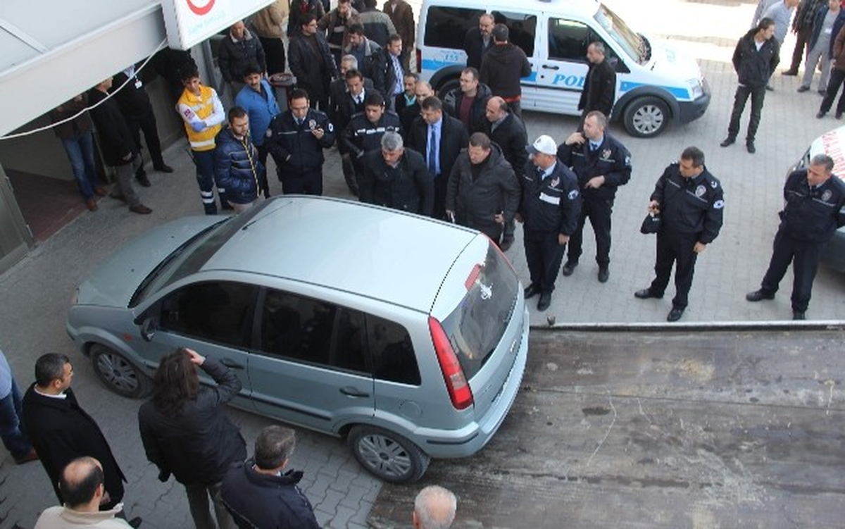 Polis Memuru Otomobilinde İntihara Kalkıştı
