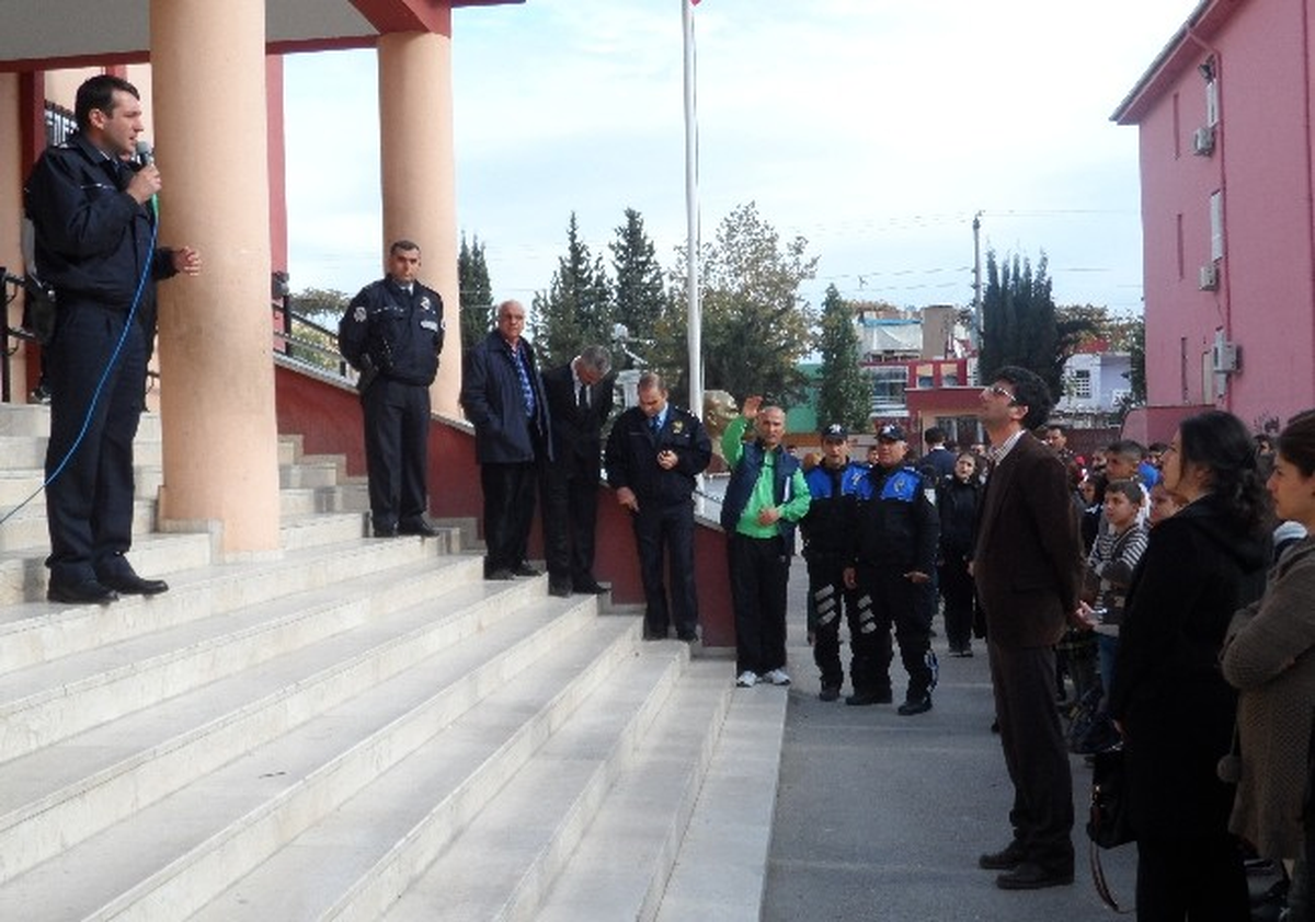 Polisten Çocuklara "Taş Atmayın" Dersi