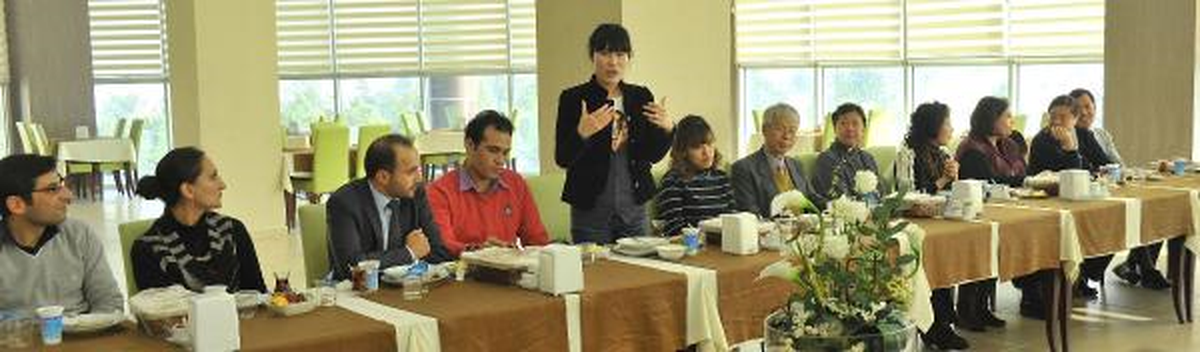 Rektörden, Yabancı Uyruklu Akademisyenlere Yılbaşı Yemeği