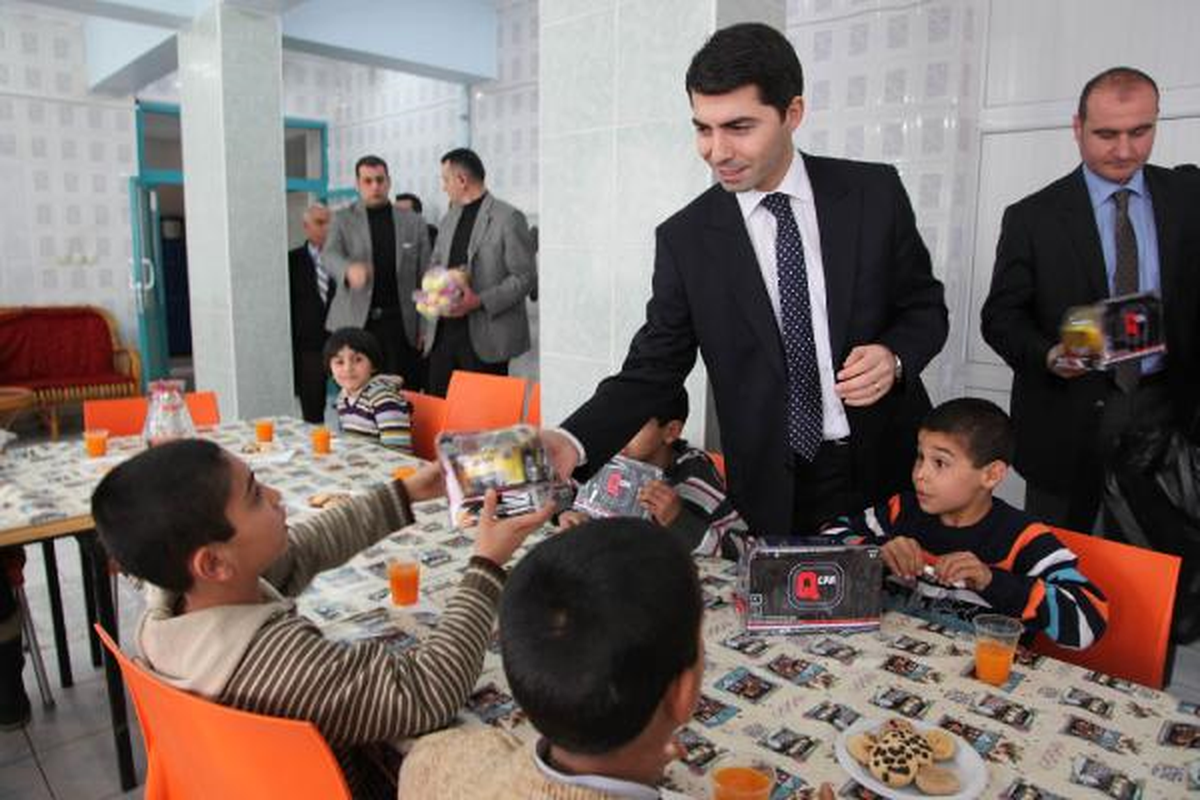 Şanlıurfa Vali Vekili Kimsesiz Çocuklara Hediye Dağıttı