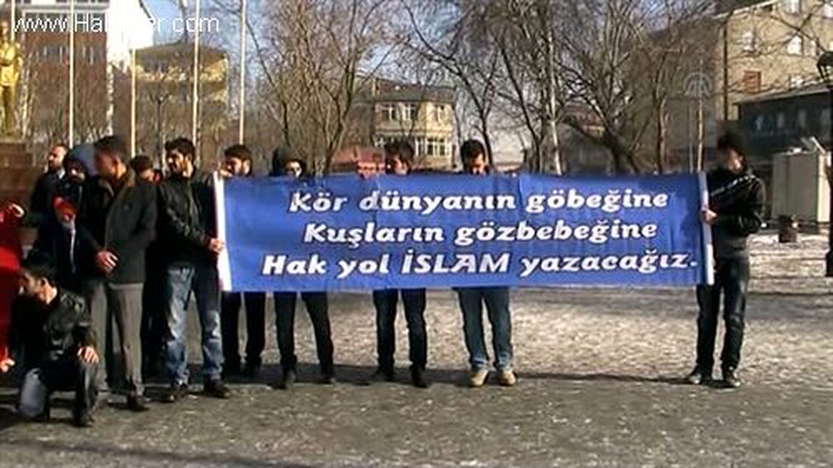 Üniversiteyi Protesto Ettiler
